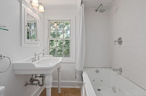 236 Norwalk Rd, Norwalk CT 06850-4318 exterior