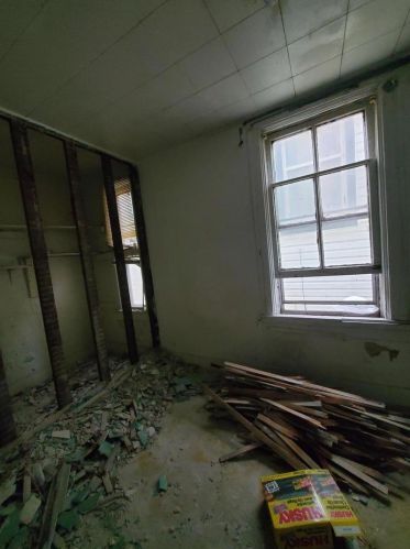 8917 Escanaba Ave, Chicago IL 60617-3136 exterior