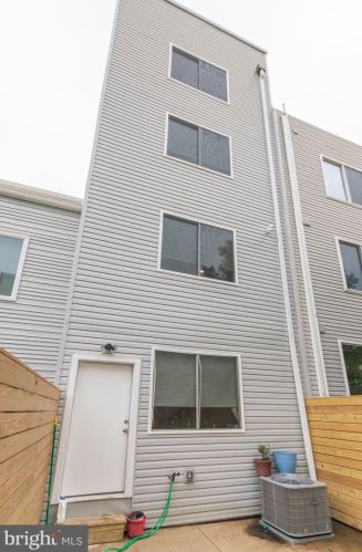 1958 8th St, Philadelphia PA 19122-2023 exterior