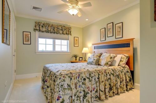 414 Corey Ln, Middletown RI 02842-5659 exterior