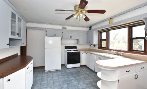 4902 Kinnickinnic Riv Pkwy, Milwaukee WI 53219-3277 exterior