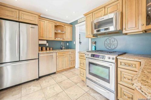 562 Walnut Ave, Bohemia, NY 11716-4907