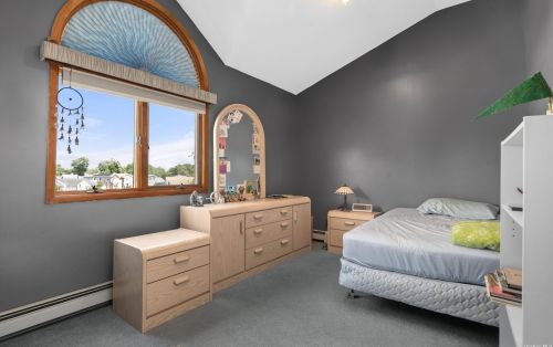 2 Furth Rd, Valley Stream NY 11581-2531 exterior