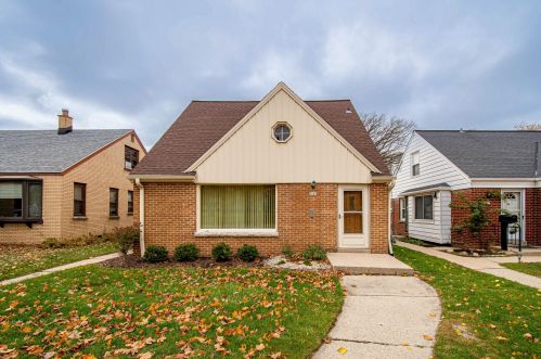 3147 30th St, Milwaukee, WI 53216-3819