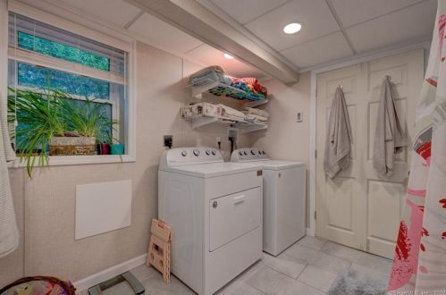 148 Main St, Hartford CT 06111-2434 exterior