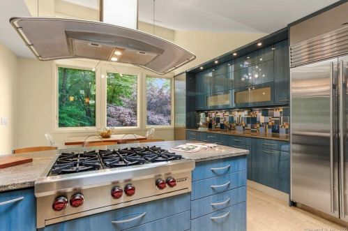 10 Hockanum Rd, Westport CT 06880-2121 exterior