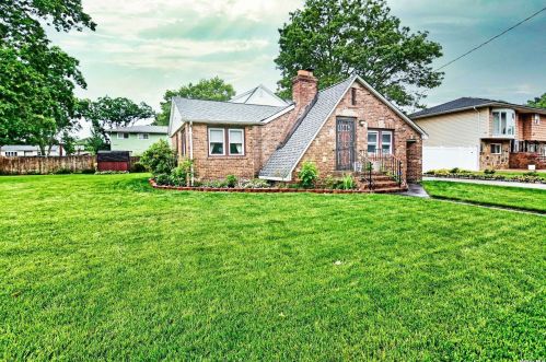 273 Essex St, Babylon NY 11704-2108 exterior