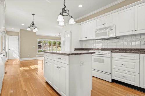 13 Is Hl Ave, Ridgefield CT exterior