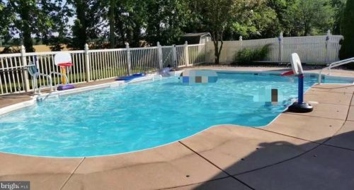 1011 Lehn Dr, Lancaster PA 17601-4884 exterior