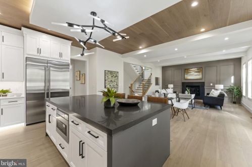 1327 Mayflower Dr, Mc Lean VA 22101-3405 exterior