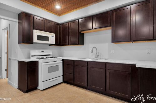 5600 Engle Rd, Middlevle MI 49333-9100 exterior