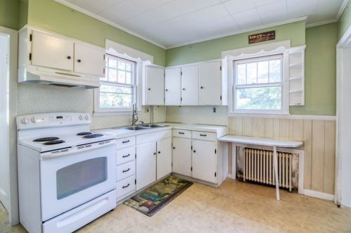 166 Nelson St, West Springfield MA  01089-3043 exterior