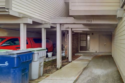 5592 27th St, Milwaukee, WI 53221-4106