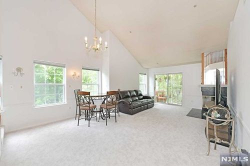 1037 Cambridge Ct, Mahwah NJ 07430-3249 exterior