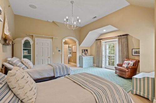 9303 Vly Hl Rd, Milwaukee WI 53217-1039 exterior