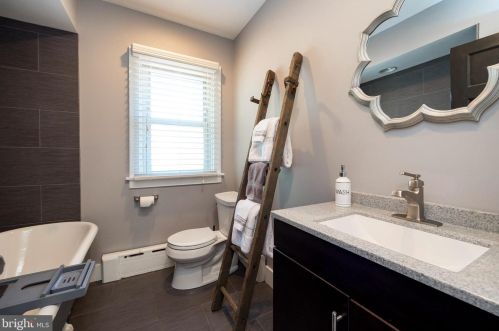 697 Hanover St, Pottstown PA 19464-4519 exterior