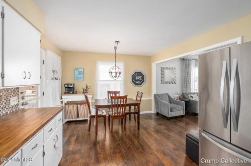 1062 Lockridge Dr, Grand Rapids MI 49505-4841 exterior