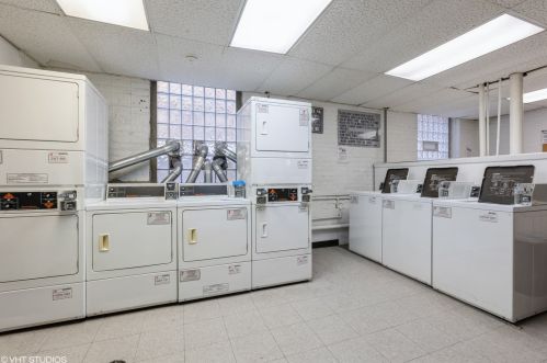 4240 Clarendon Ave, Chicago IL  60613-1548 exterior