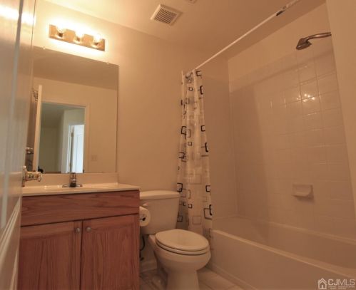 607 Evergreen Ct, New Brunswick NJ 08902-2337 exterior