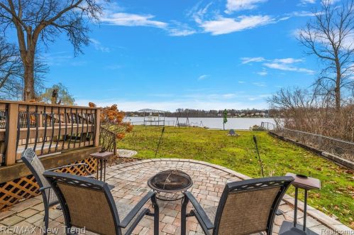 692 Appalachi St, Walled Lake MI  48390-1005 exterior