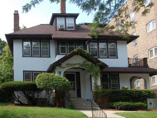 2541 Lake Dr, Milwaukee WI  53211-3809 exterior