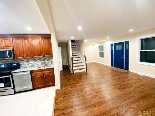 42 Park Ave, Iselin NJ 08830-2242 exterior