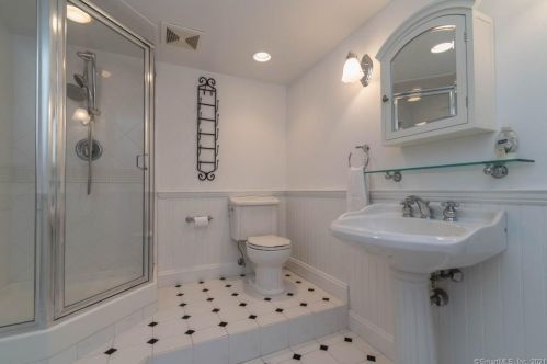 11 Farrar Ln, Ridgefield CT 06877-2406 exterior