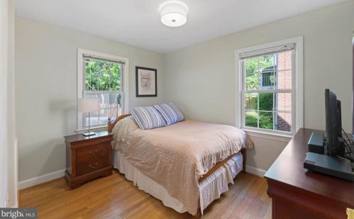 1712 Oakcrest Dr, Alexandria VA 22302-2336 exterior