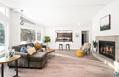 829 Cherie Ln, Duluth MN 55803-2182 exterior