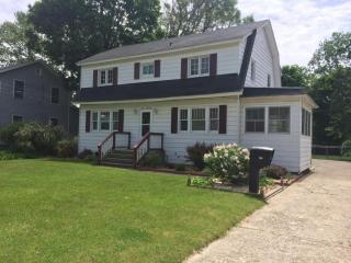 114 Ridgewood St, Grand Rapids, MI 49548-4354