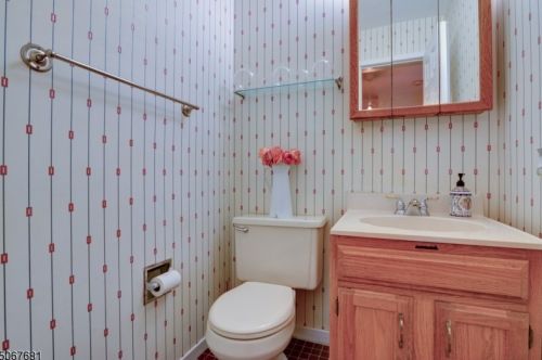 78 Tiffany Blvd, Newark NJ 07104-2425 exterior