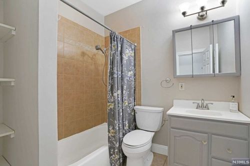 35 Hilliard Ave, Edgewater NJ 07020-1256 exterior