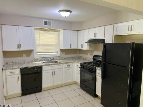 86 Scheerer Ave, Newark, NJ 07112-2527