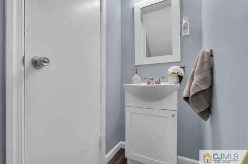 51 Stony Rd, Edison NJ 08817-3236 exterior