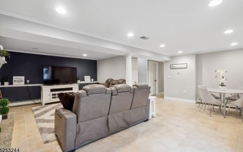 41 Cutter Dr, East Hanover NJ  07936-3047 exterior