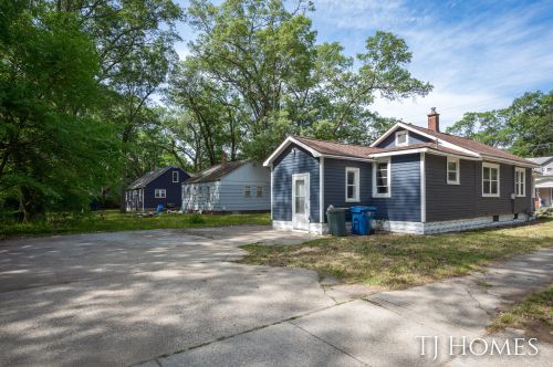 3200 Mona St, Meskegon MI 49444-2746 exterior