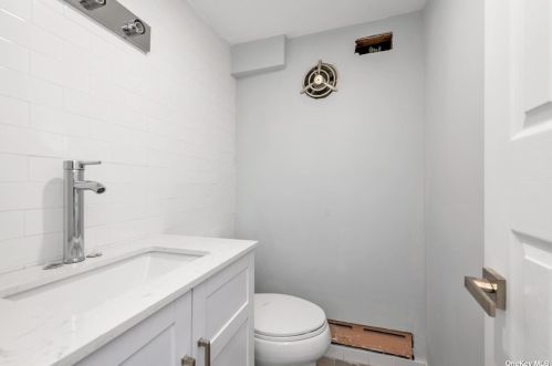 1081 Chestnut St, Valley Stream NY  11580-2157 exterior