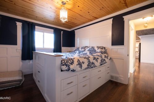 1154 Cadillac Dr, Meskegon MI 49445-1917 exterior