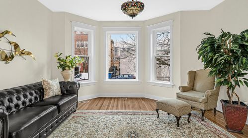 852 Belle Plaine Ave, Chicago, IL 60613-2109