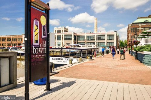 720 Bracey Ln, Alexandria VA  22314-6245 exterior