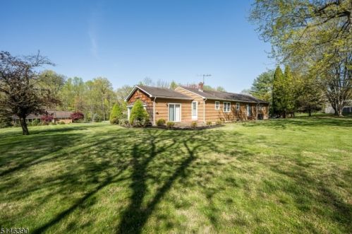 22 Heritage Dr, Warren NJ 07059-6827 exterior