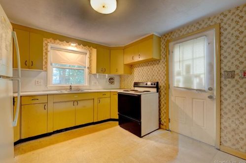 43 Knollwood Rd, Farmington CT 06032-1010 exterior