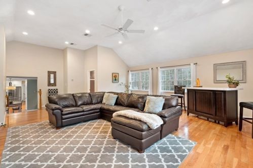 31 Candlestick Rd, North Andover MA 01845-3235 exterior