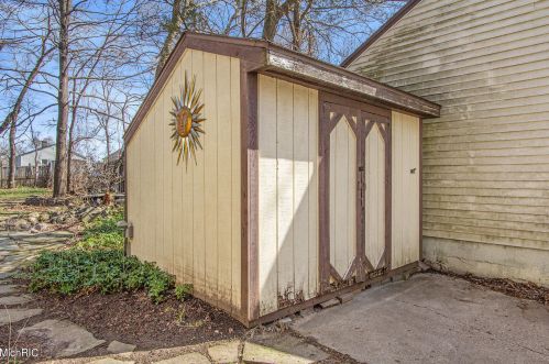 3240 Homecrest Ave, Wyoming MI exterior