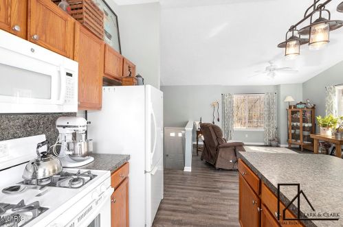 806 Grindle Dr, Lowell MI 49331-9326 exterior