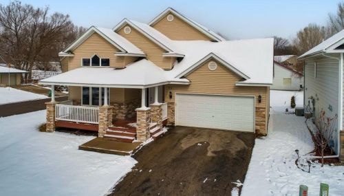 701 7th St, Chaska, MN 55318-2271