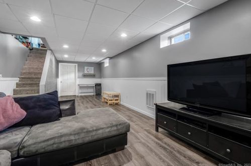 13 Pheasant Hl Dr, Enfield CT 06082-3948 exterior