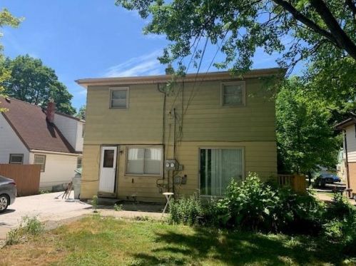 5768 41st St, Milwaukee, WI 53221-3918