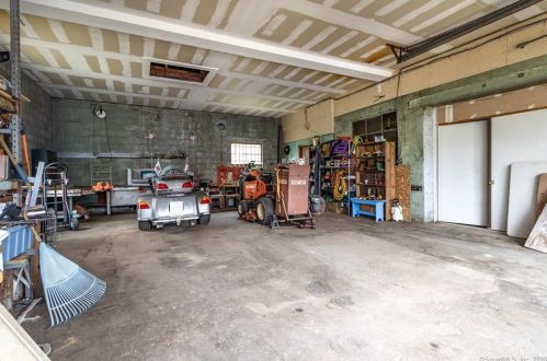 310 Roosevelt Dr, Seymour CT 06478-1738 exterior