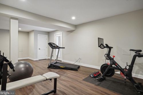 8819 Victory Ln, Rockville MD 20854-3643 exterior